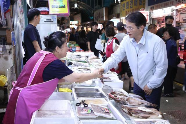 이동환 고양시장오른쪽이 한가위 맞아 전통시장을 방문하고 있다 사진고양시
