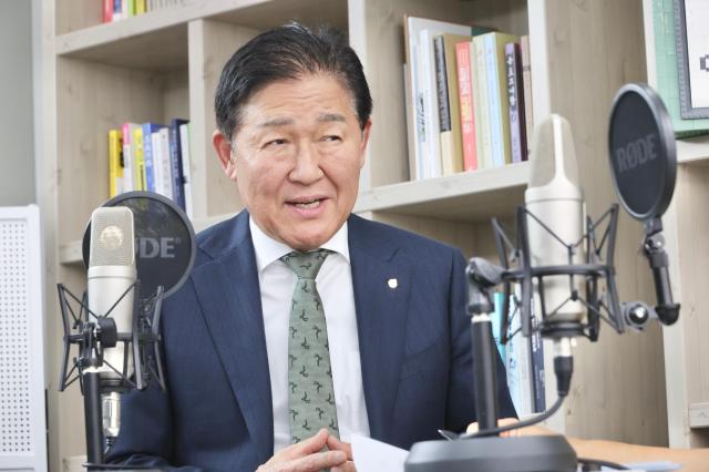 지난 3일 아주뉴스코퍼레이션 광화문 사옥에서 진행된 인터뷰네서 박종범 세계한인무역협회 회장이 강조하고 있다 AJP 한준구 jungu141298ajupresscom