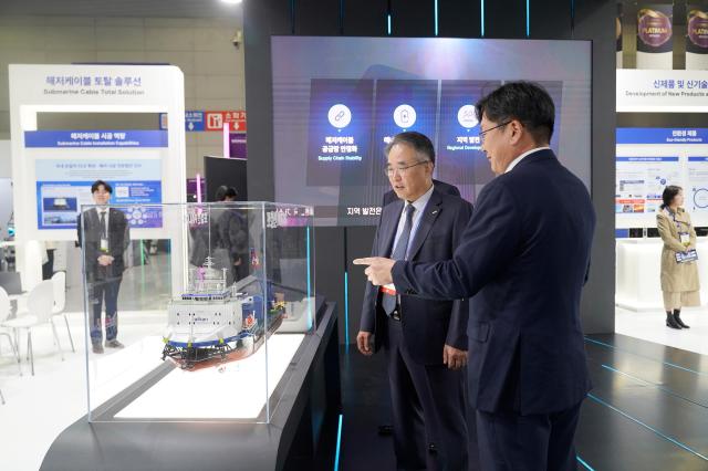 송종민 대한전선 대표오른쪽 두번째가 ‘BIXPO 2025’ 내 대한전선 전시장을 둘러보고 있다 사진대한전선