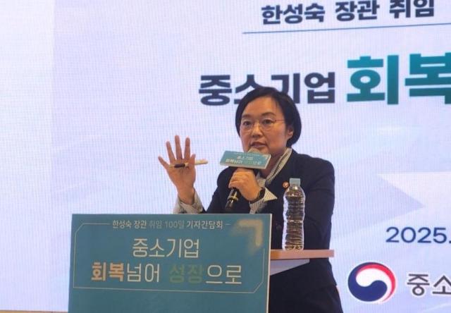 한성숙 중소벤처기업부 장관이 5일 오후 서울 역삼동 팁스타운에서 열린 취임 100일 기자간담회에서 발언하고 있다 사진조현미 기자