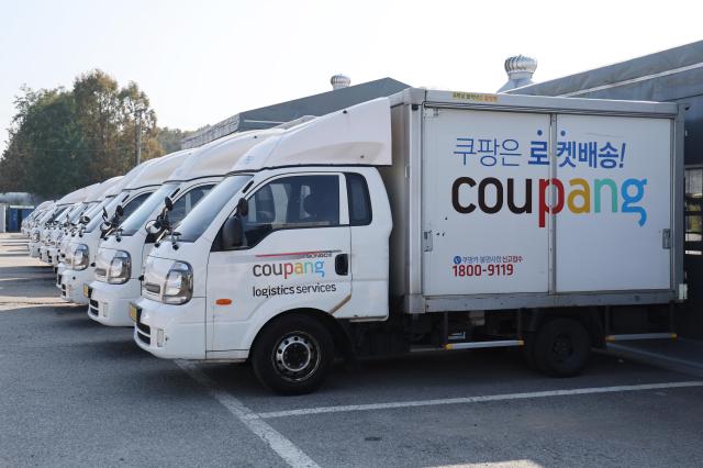 5日,首尔市一处Coupang物流中心停放的配送车辆。【图片来源 韩联社】