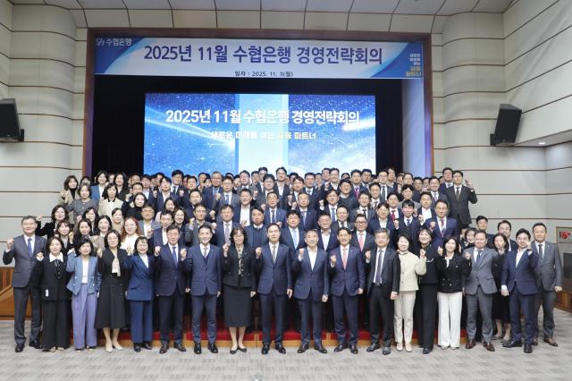 신학기 Sh수협은행장과 전국 영업점장들이 기념촬영을 진행하는 모습 사진수협은행
