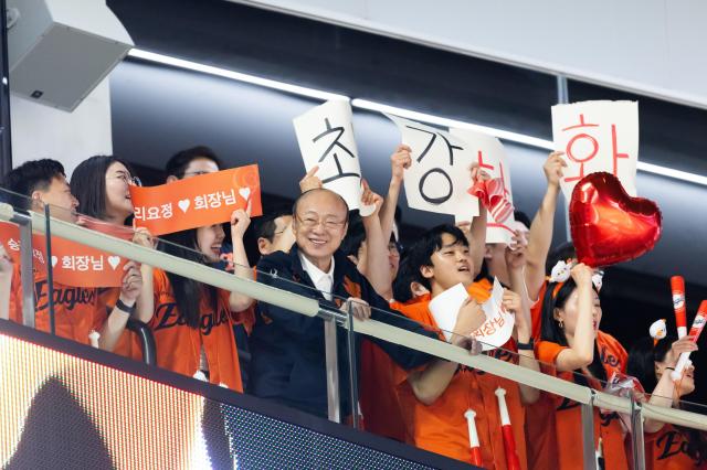 김승연 한화그룹 회장이 임직원들과 함께 한화이글스 경기를 응원하고 있다사진한화그룹