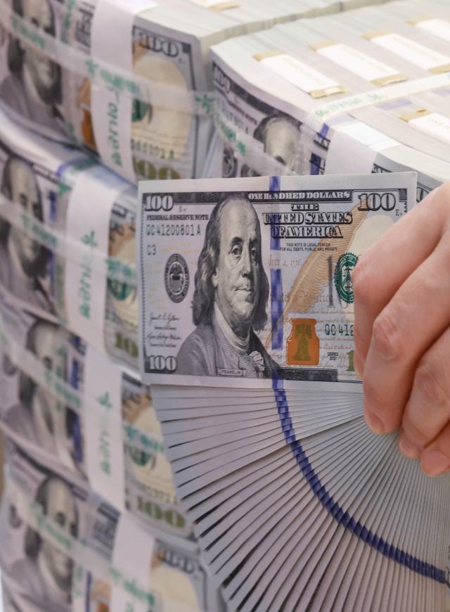 Một nhân viên đang kiểm tra đô la Mỹ tại Trung tâm Phản ứng Chống Hàng giả tại trụ sở Ngân hàng Hana ở Jung-gu Seoul vào ngày 5 tháng 11 năm 2025 ẢnhYonhap News