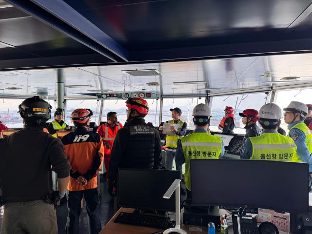울산항만공사는 4일 자동차 운반선내 전기차 화재발생에 대비한 승선교육을 진행했다 사진울산항만공사