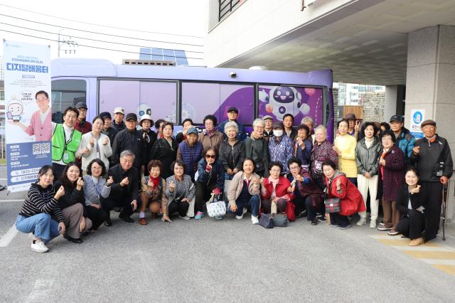 묵호노인종합복지관이 5일 복지관 강당에서 “2025년 디지털배움터 에듀버스 특강”을 성공적으로 실시하고 있다 사진묵호노인종합복지관