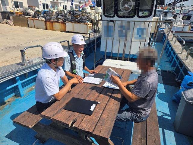 영세선박 대상으로 해양오염예방 컨설팅 하는 장면 사진동해해경청