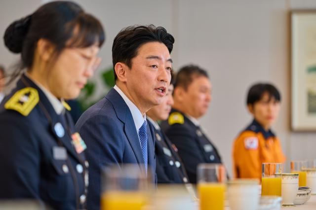 강훈식 대통령 비서실장이 소방의 날을 나흘 앞둔 5일 용산 대통령실에서 열린 소방 공무원 격려 오찬에서 발언하고 있다 사진대통령실