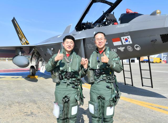 손석락 공군참모총장은 5일 사천기지에서 취임 후 첫 지휘비행으로 KF-21 전투기에 탑승해 시험비행을 실시했다 비행을 마치고 함께 탑승한 강주훈 소령좌과 함께 기념 촬영을 하고 있다 사진공군
