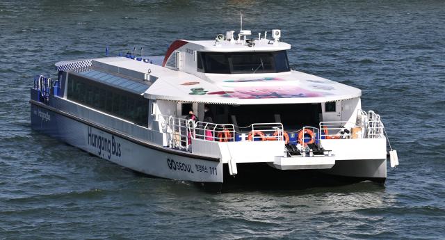 지난 1일부터 다시 운항을 재개한 한강버스가 서울 영등포구 한강버스 여의도선착장으로 향하고 있다 사진연합뉴스