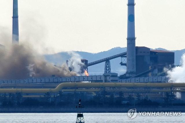 경북 포항시에 위치한 포스코 포항제철소에서 보이는 불꽃의 모습이다 사진연합뉴스