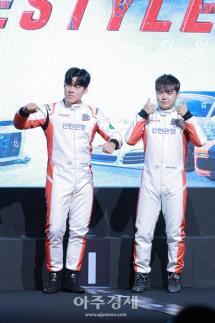 [포토] 포즈 취하는 김동은·조진세(슈퍼레이스 프리스타일)