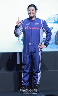 [포토] 포즈 취하는 ​​​​​​​황진우 선수 (슈퍼레이스 프리스타일)
