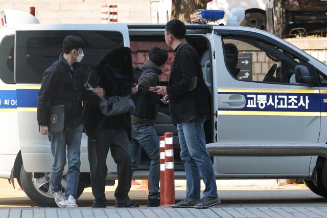 서울 도심에서 일본인 관광객 모녀를 들이받아 이들 중 어머니인 50대 여성을 숨지게 한 음주운전자 서모씨가 5일 서울 서초구 서울중앙지방법원에서 열린 구속 전 피의자 심문영장실질심사에 출석하고 있다사진연합뉴스