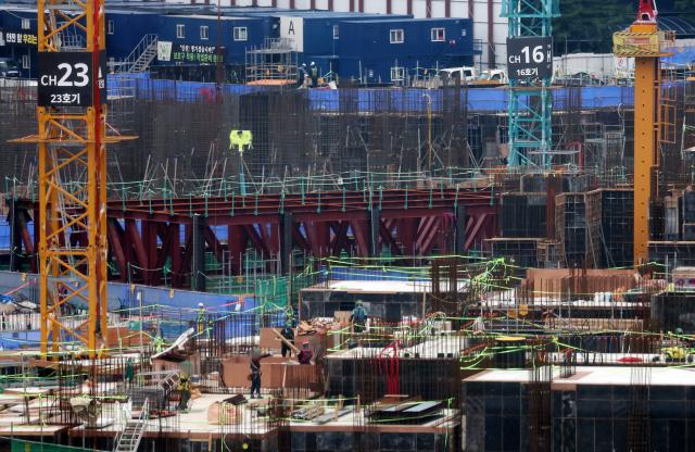 서울 시내 한 아파트 건설 현장에서 작업자들이 작업을 하고 있다 사진연합뉴스
