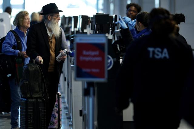 미 로널드 레이건 워싱턴 내셔널 공항 이용하는 탑승객들 사진AFP·연합뉴스