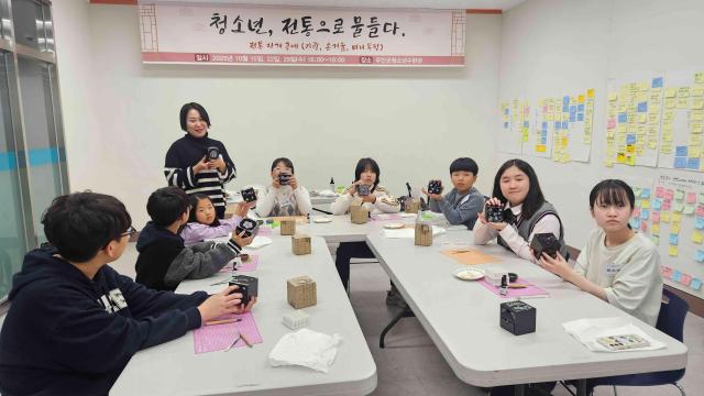 전남 무안군군수 김산 청소년수련관은 지난달 30일 관내 청소년을 대상으로 진행한 「청소년 전통으로 물들다」 프로그램을 성황리에 마무리했다사진무안군