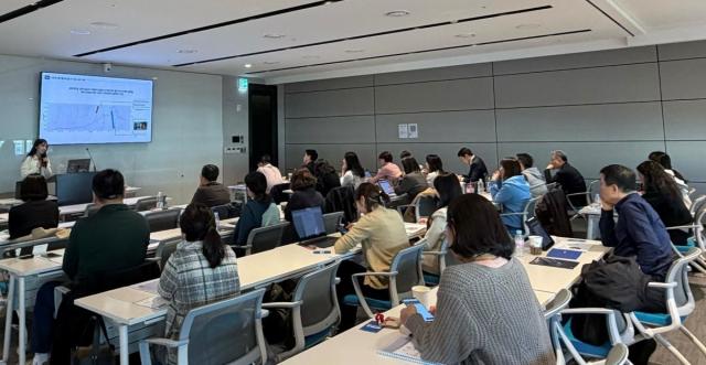 김가은 업비트 데이터랩 연구원이 NH투자증권 PB 대상 업클래스에서 ‘공포 탐욕 지수‘에 대해 설명하고 있다사진두나무