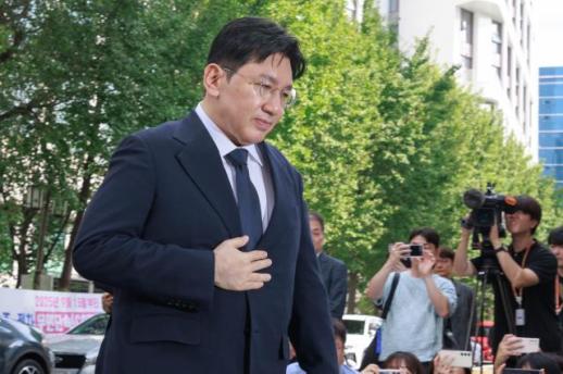 방시혁, 상장前 IPO 계획 없다 말해놓고 비밀 계약?…1900억 의혹에 흔들리는 K-엔터 대표 기업