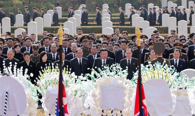 지난 3일 사망한 김영남 전 최고인민회의 상임위원장의 영결식이 지난 5일 김정은 국무위원장이 참석한 가운데 평양 신미리애국열사능에서 진행됐다고 조선중앙통신이 6일 보도했다 박태성 내각총리가 애도사를 했다 사진연합뉴스