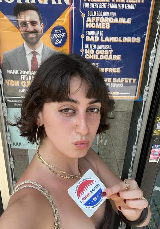 조란 맘다니 뉴욕시장 당선인의 부인 라마 두와지가 맘다니 선거 포스터 앞에서 셀카를 찍었다 사진라마 두와지 인스타그램