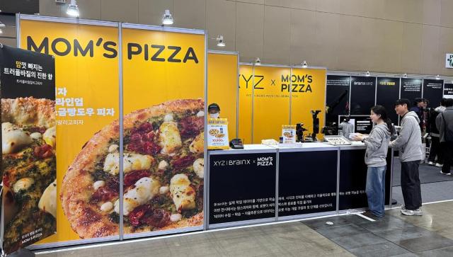 로보월드 2025 맘스터치 X 엑스와이지 쇼품 현장 사진맘스터치앤컴퍼니