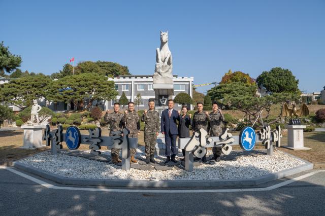 지난 5일 육군 9사단 백마부대에서 진행된 위문금 전달식에서 강준수 한화에어로스페이스 임원오른쪽 4번째과 권영우 9사단장 직무대리준장왼쪽 3번째 등 주요 관계자들이 기념사진을 찍고 있다