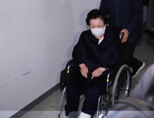 금거북이 매관매직 이배용 첫 특검 출석...포토라인 피하려다 취재진과 실랑이 