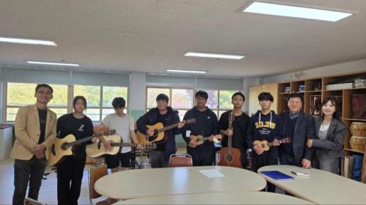 기타리스트 최희선, 은척중학교에 악기 기증