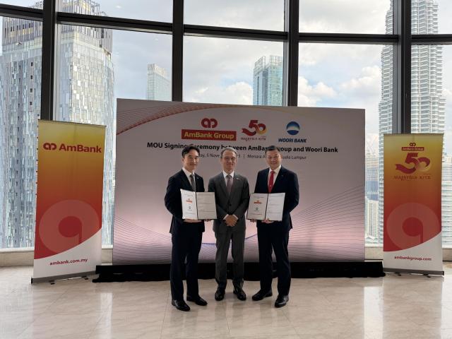 왼쪽부터 류형진 우리은행 글로벌그룹장 여승배 주말레이시아대한민국대사 크리스토퍼 얍 AmBank 부행장이 말레시이아 쿠알라룸푸르에 위치한 AmBank 본사건물에서 양국간 금융협력강화 MOU를 체결하고 기념사진을 촬영했다 사진우리은행
