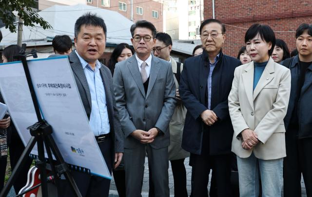 김윤덕 국토교통부 장관이 서울 성동구 성수1구역 주택재건축정비사업 현장을 방문해 정비사업 등에 대한 브리핑을 받고 있다 사진연합뉴스