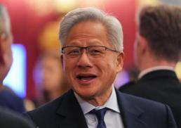 트럼프 설득 실패하자…젠슨황 중국, AI 경쟁서 미국 제칠것