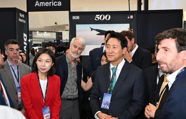 오세훈 서울시장이 지난 9월 열린 글로벌 스타트업 축제인 트라이 에브리싱 2025를 찾아 부스투어를 하고 있다 사진서울시