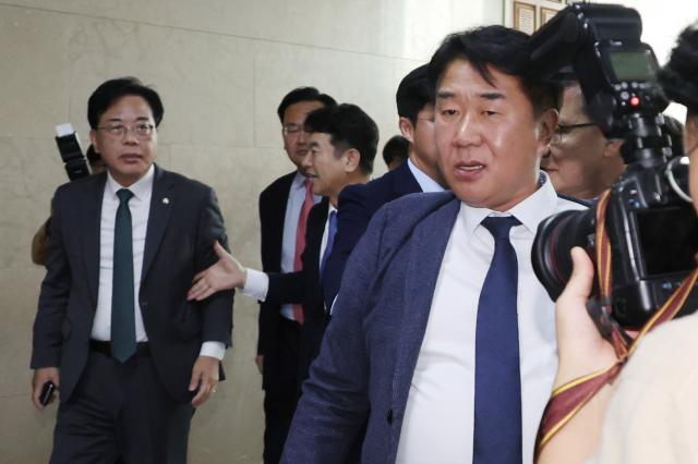 송언석 국민의힘 원내대표와 더불어민주당 이기헌 의원이 6일 서울 여의도 국회에서 열린 운영위원회의 대통령비서실과 국가안보실 대통령경호처 등에 대한 국정감사에서 여야 설전으로 정회된 직후 이른바 배치기를 하는 등 격하게 충돌하자 동료의원들이 제지하고 있다 사진연합뉴스