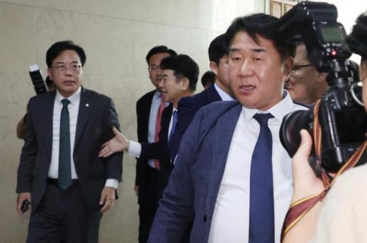 운영위 국감 또 파행...송언석-이기헌 배치기 고성 충돌