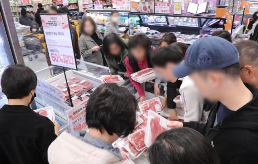 반값 삼겹살·한우 오픈런…고물가에 초저가 상품만 동났다