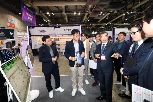 대우건설 김보현 대표이사가 스마트건설 엑스포 행사 전시장을 둘러보고 있다 사진대우건설