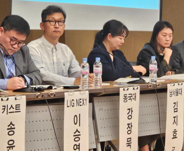 강장묵 동국대학교 국제정보보호대학원 AI보안 전공 교수왼쪽에서 두번째가 지난 5일 국회도서관 대강당 열린 ‘적대적 AI인공지능 위협에 대응한 전력 발전방향’ 세미나에서 ‘적대적 AI 위협 시대 한국형 AI-Defense 전략체계 구축 방향’을 주제로 기조 발표를 진행했다 사진강장묵 동국대학교 제공