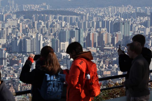 10·15 부동산 대책이 시행되고 아파트 매수 심리가 2개월여 만에 꺾인 것으로 나타난 3일 남산에서 바라본 서울시내 아파트 단지.
    한국부동산원의 주간 아파트 수급동향에 따르면 10월 넷째 주(10월27일) 기준 서울 아파트 매매수급지수는 직전 주(105.4) 대비 2.2포인트 내린 103.2로, 8월18일(99.1) 이후 처음 하락 전환했다. 2025.11.3 [사진=연합뉴스]