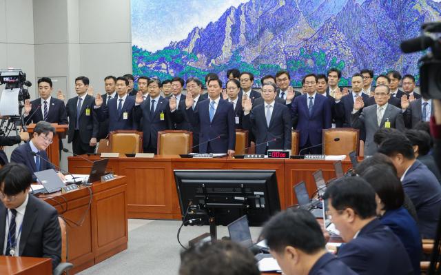 강훈식 대통령 비서실장과 위성락 국가안보실장을 비롯한 참석 증인들이 6일 서울 여의도 국회에서 열린 운영위원회의 대통령비서실과 국가안보실 대통령경호처 등에 대한 국정감사에서 증인선서를 하고 있다 