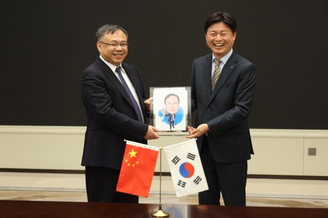 조용익 부천시장오른쪽이 2일 왕흐어성 하얼빈시장을 만나 자매결연 체결 30주년을 기념하며 사진을 촬영하고 있다 사진부천시