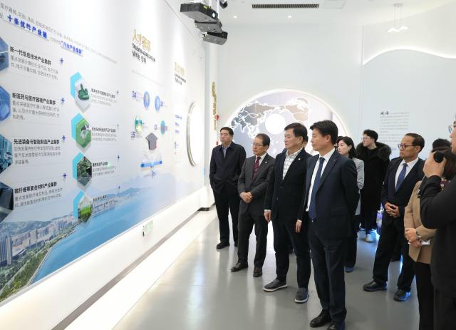 조용익 부천시장앞줄 오른쪽이 중국 웨이하이시 위즈덤밸리를 시설을 둘러보고 있다 사진부천시