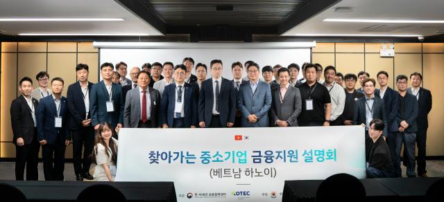 앞줄 왼쪽 여섯번째부터이재면 주베트남대한민국대사관 재경관 이영직 한-아세안금융협력센터장 곽용주 기보 싱가포르지점장을 비롯한 설명회 참석자들이 기념촬영을 하고 있다 사진기보 
