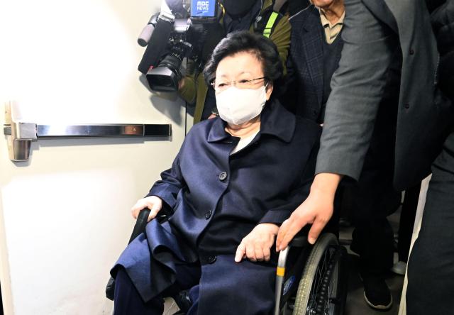 이배용 전 국가교육위원장이 6일 서울 광화문 KT 빌딩에 마련된 김건희특검 사무실로 출석하고 있다 사진연합뉴스