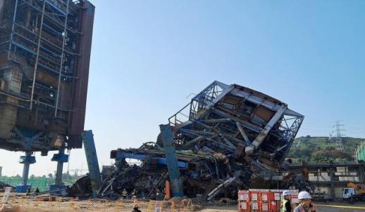 울산화력발전소 구조물 붕괴…누리꾼 7명 안전하게 구조되길
