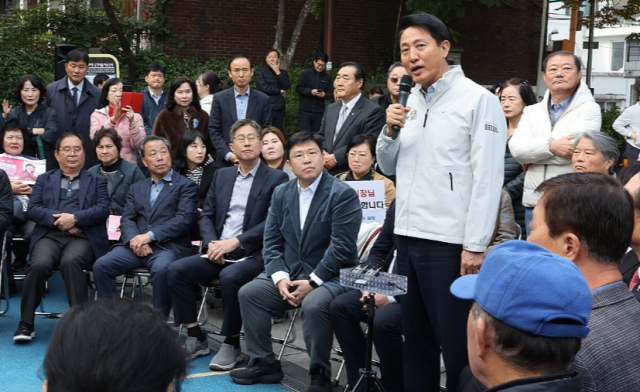 오세훈 서울시장이 6일 서울 성북구 장위13 재정비촉진구역 내 동방어린이공원에서 주민간담회를 진행하고 있다 사진서울시