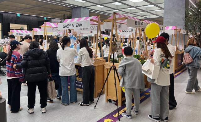 화성별별상점에 시민들이 스탬프 투어와 물건을 보고 있다 사진화성산업진흥원