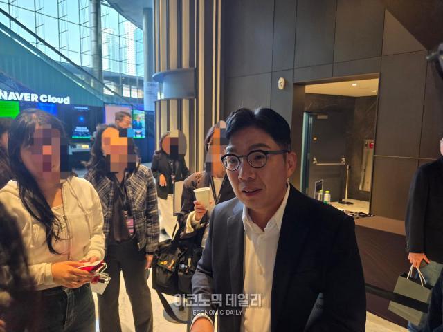 김유원 네이버클라우드 대표가 6일 서울 코엑스 그랜드볼룸에서 네이버 단25DAN25에서 기자의 질문에 답하고 있다사진선재관 기자