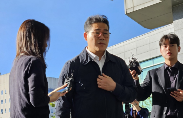 서울동부지검 세관 마약수사 외압 의혹 합동수사팀으로 파견이 결정된 백해룡 경정이 지난달 16일 오전 서울송파구 동부지검으로 첫 출근하며 취재진 질문에 답하고 있다 사진연합뉴스 