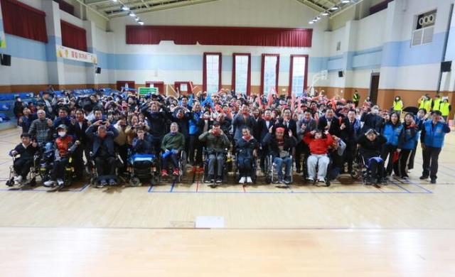 충남 당진 송악문화스포츠센터 실내체육관에서 6일 열린 행복 Day 운동회에서 참가자들이 기념사진을 찍고 있는 모습이다 사진현대제철 당진제철소